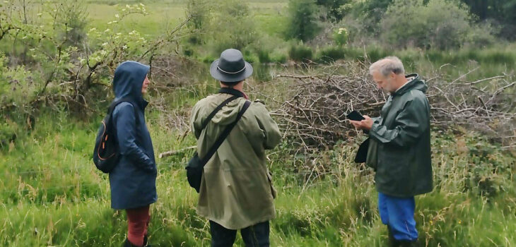 groupe de 3 personnes dans un prairie